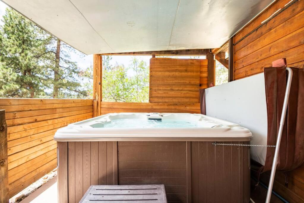Private Hot Tub Overlooking Pikes Peak Woodland Park Exterior photo